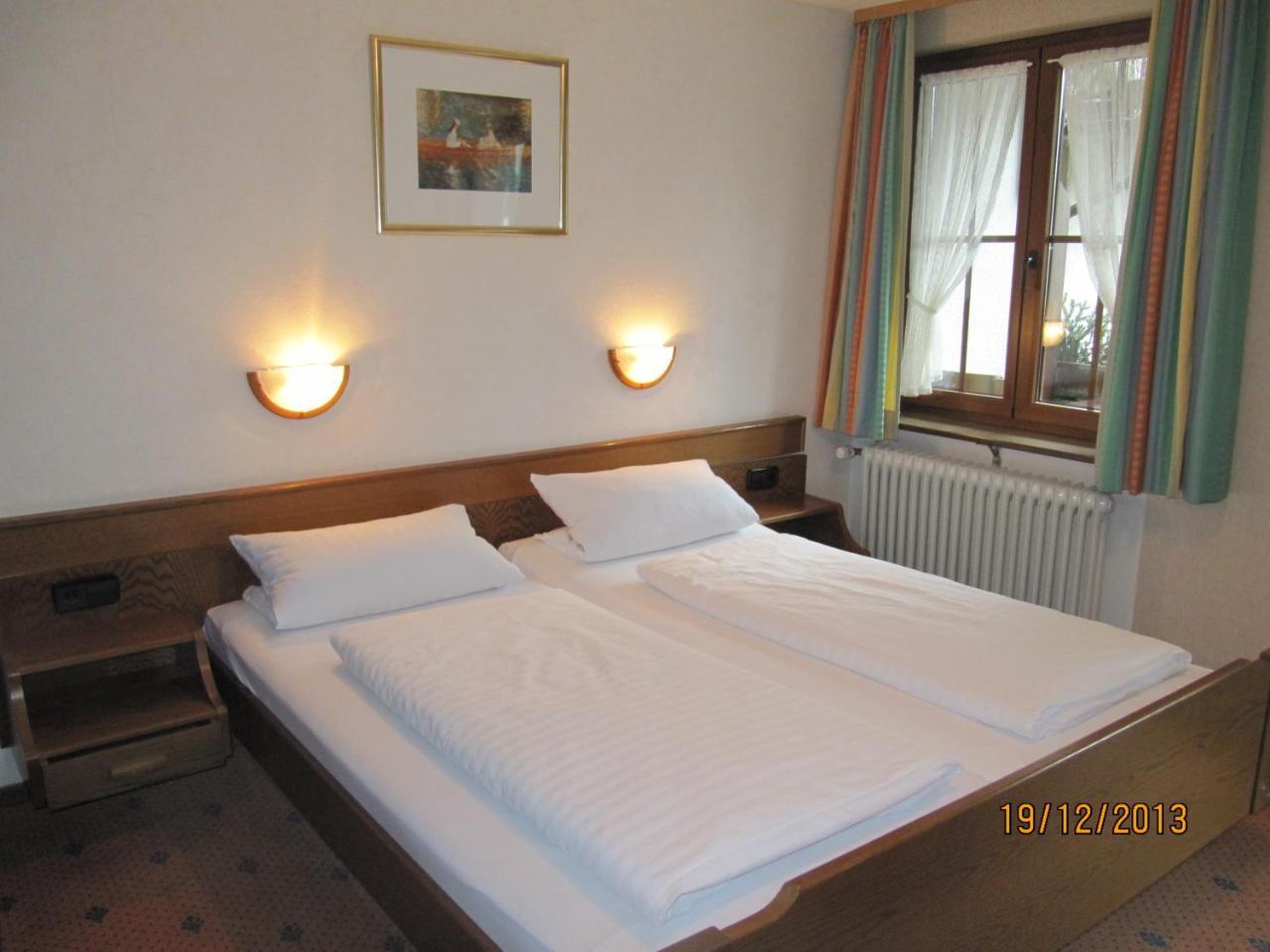 Gasthaus-Krone-Post Simonswald Zimmer foto